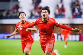 开云电竞官网-无往不胜：足球赛场新生代球员异军突起(七年级足球接球教案)